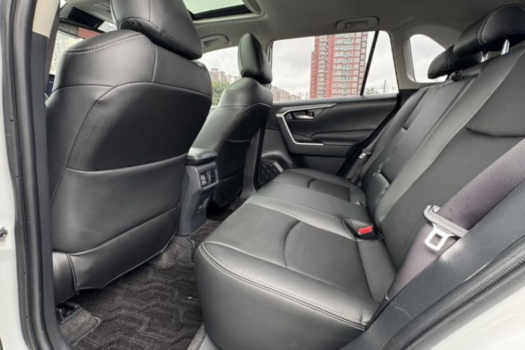 Used Toyota RAV4 2021 2.0L CVT Two-Wheel Drive Fashion Edition Interior 3