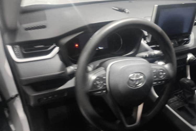 Used Toyota RAV4 2021 2.0L CVT Two-Wheel Drive Fashion Edition Interior 3