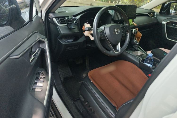 Used Toyota RAV4 2021 2.0L CVT Two-Wheel Drive Fashion PLUS Edition Interior 3