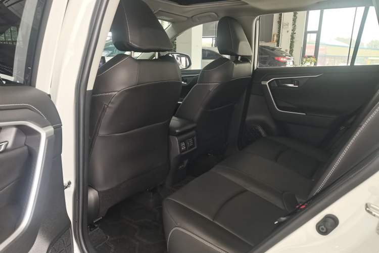 Used Toyota RAV4 2021 2.0L CVT Two-Wheel Drive Fashion PLUS Edition Interior 3