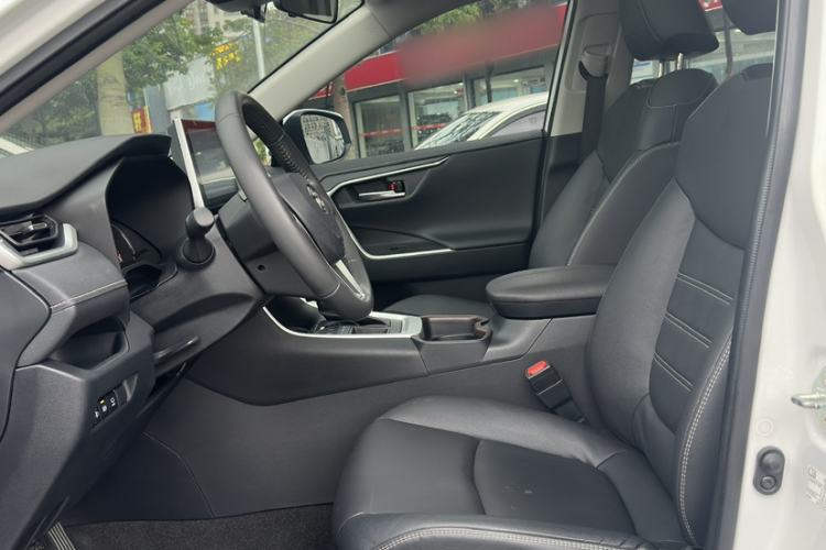 Used Toyota RAV4 2021 2.0L CVT Two-Wheel Drive Fashion PLUS Edition Interior 3