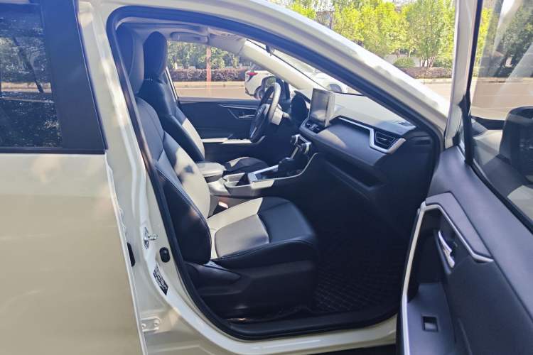 Used Toyota RAV4 2021 2.0L CVT 4x4 Trend Edition Interior 3
