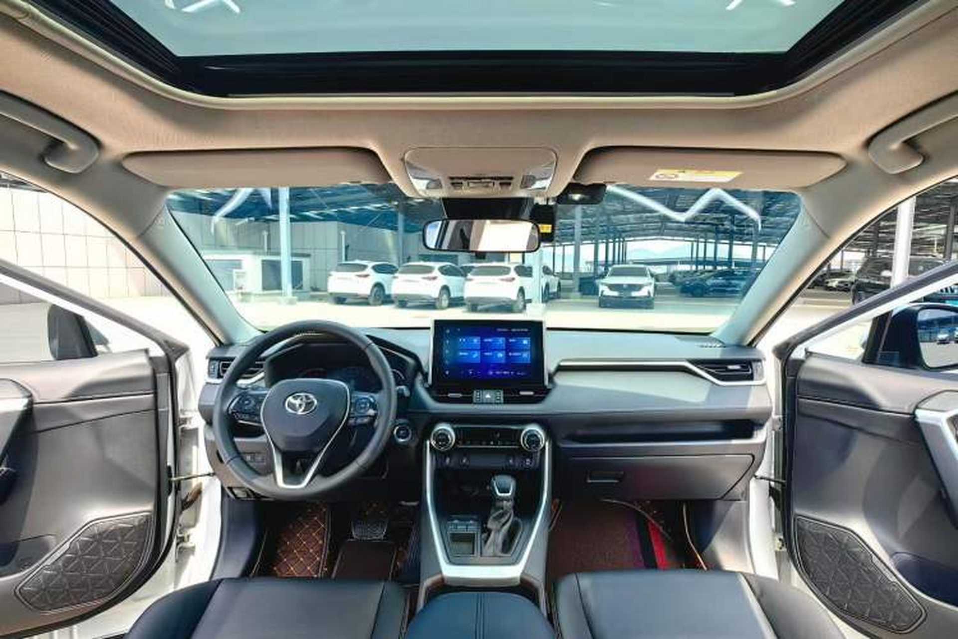 Used Toyota RAV4 2021 2.0L CVT Two-Wheel Drive Fashion PLUS Edition Interior 3