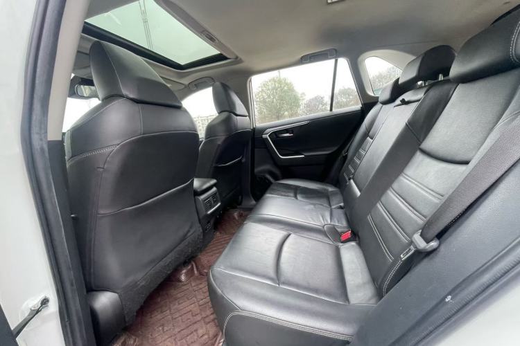 Used Toyota RAV4 2021 2.0L CVT Two-Wheel Drive Fashion PLUS Edition Interior 3