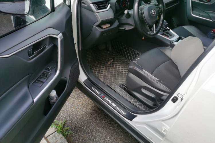 Used Toyota RAV4 2021 2.0L CVT Two-Wheel Drive Urban Edition Interior 3