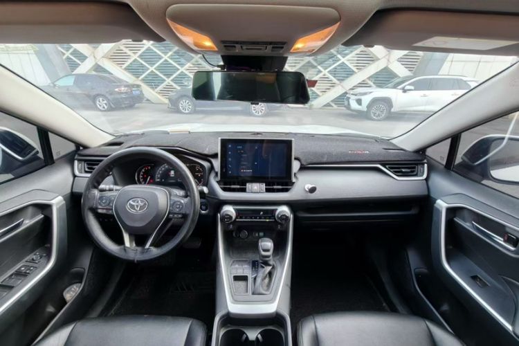 Used Toyota RAV4 2021 2.0L CVT Two-Wheel Drive Fashion Edition Interior 4