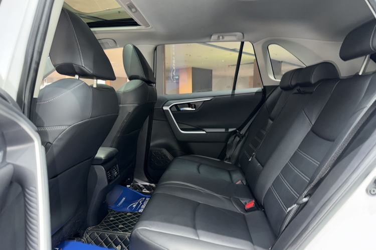 Used Toyota RAV4 2021 2.0L CVT Two-Wheel Drive Fashion PLUS Edition Interior 4