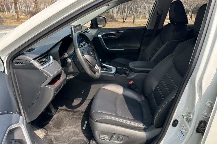 Used Toyota RAV4 2021 2.0L CVT Four-Wheel Drive Premium Edition Interior 4