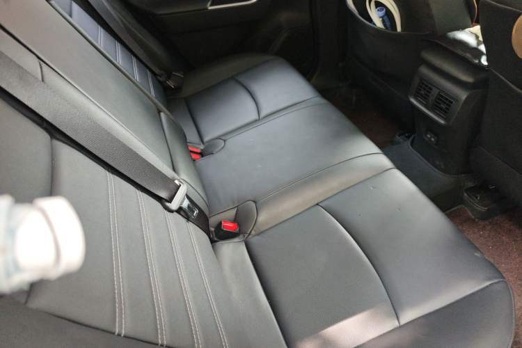 Used Toyota RAV4 2021 2.0L CVT Two-Wheel Drive Fashion PLUS Edition Interior 4