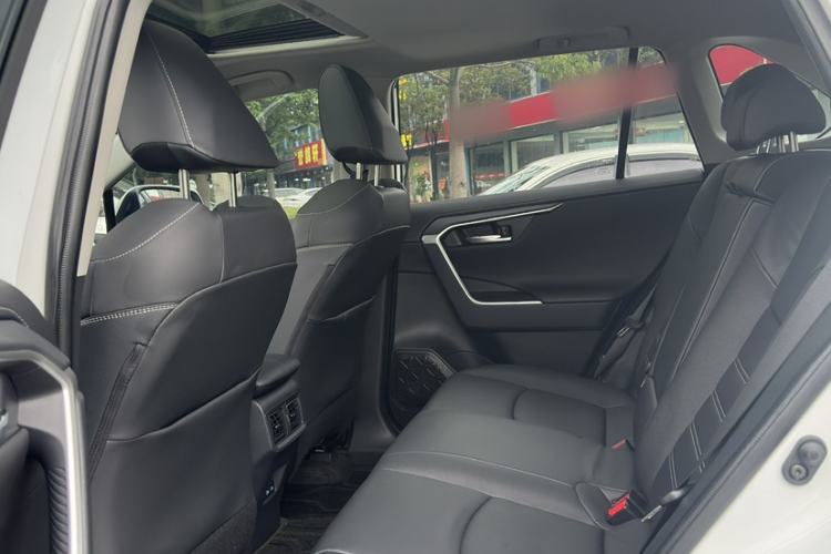 Used Toyota RAV4 2021 2.0L CVT Two-Wheel Drive Fashion PLUS Edition Interior 4