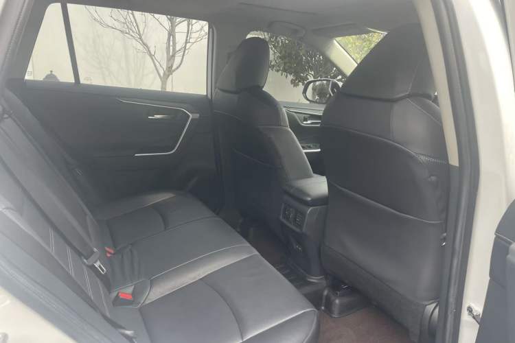 Used Toyota RAV4 2021 2.0L CVT Two-Wheel Drive Fashion PLUS Edition Interior 4