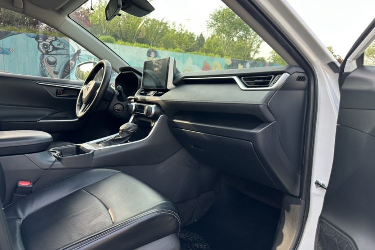Used Toyota RAV4 2021 2.0L CVT Two-Wheel Drive Urban Edition Interior 5