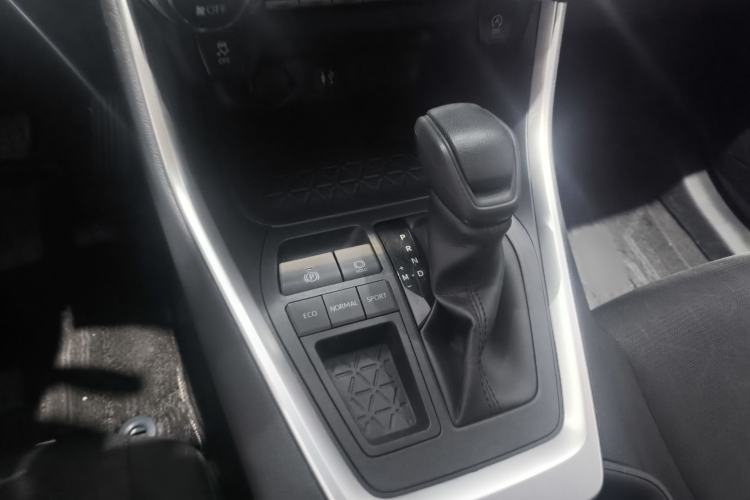 Used Toyota RAV4 2021 2.0L CVT Two-Wheel Drive Fashion Edition Interior 5