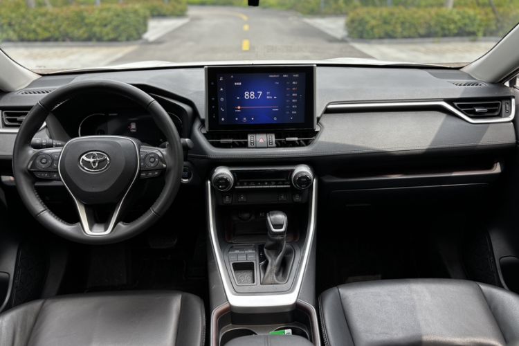 Used Toyota RAV4 2021 2.0L CVT Two-Wheel Drive Prestige Edition Interior 5