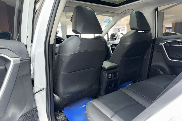 Used Toyota RAV4 2021 2.0L CVT Two-Wheel Drive Fashion PLUS Edition Interior 6