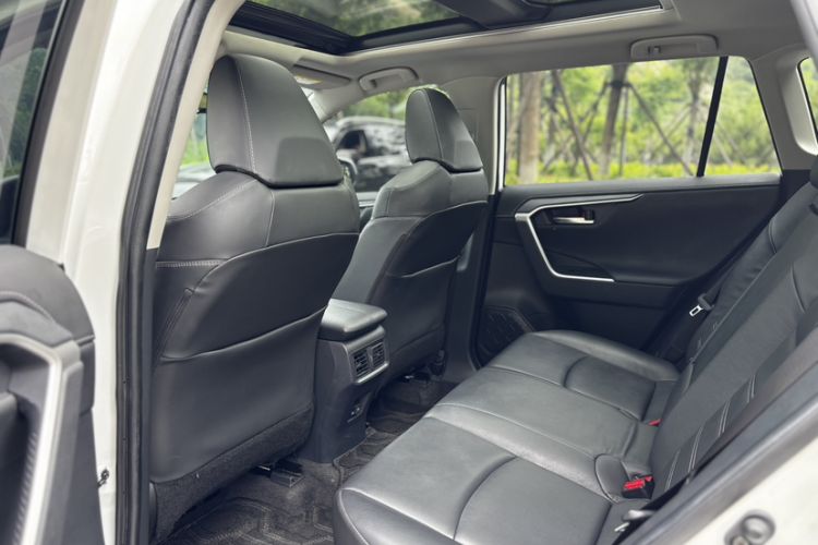 Used Toyota RAV4 2021 2.0L CVT Two-Wheel Drive Prestige Edition Interior 6