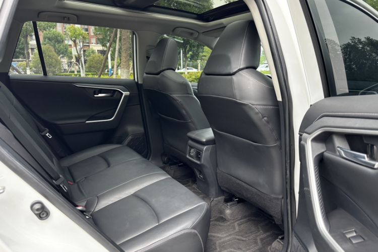 Used Toyota RAV4 2021 2.0L CVT Two-Wheel Drive Prestige Edition Interior 7