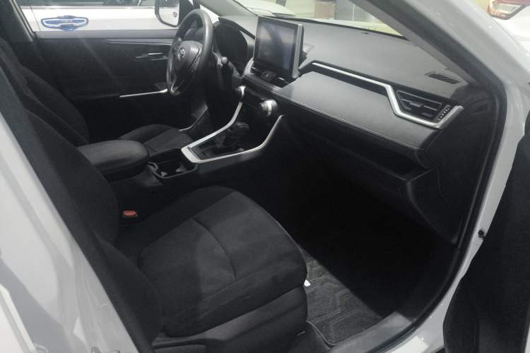 Used Toyota RAV4 2021 2.0L CVT Two-Wheel Drive Fashion Edition Interior 8