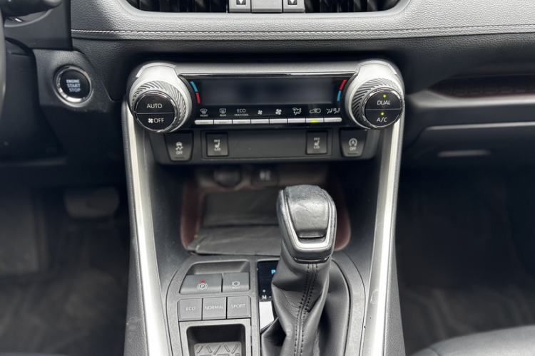 Used Toyota RAV4 2021 2.0L CVT Two-Wheel Drive Prestige Edition Interior 9