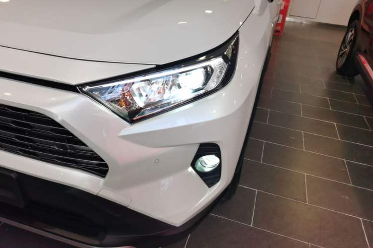 Used Toyota RAV4 2021 Revised Version Dual-Motor Hybrid 2.5L E-CVT Two-Wheel Drive Elite Edition Left Front Headlight