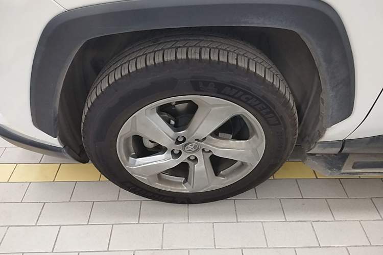 Used Toyota RAV4 2021 Dual-Engine 2.5L E-CVT Two-Wheel Drive Elite Edition Left Front Wheel Hub