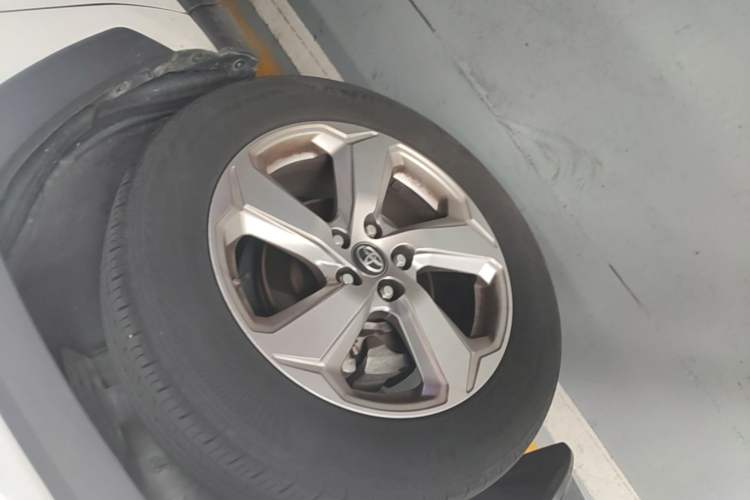 Used Toyota RAV4 2021 2.0L CVT 4x4 Trend Edition Left Front Wheel Hub