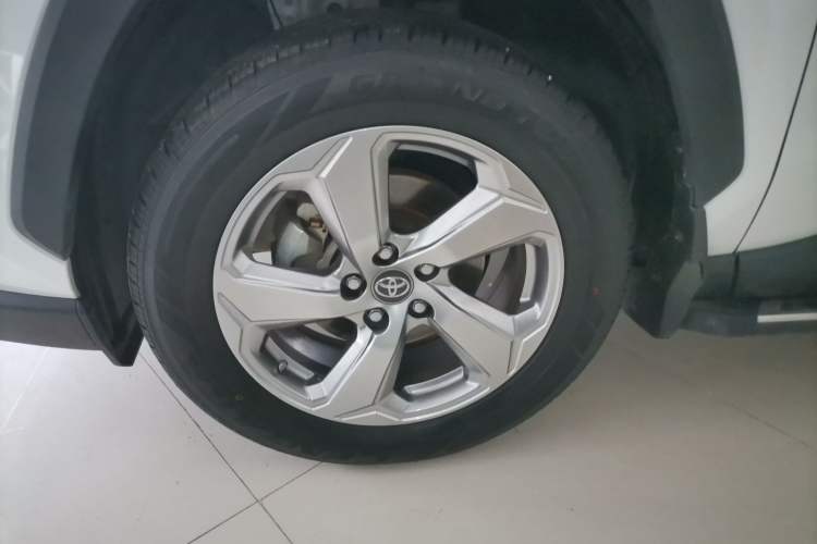 Used Toyota RAV4 2021 2.0L CVT 4x4 Style PLUS Edition Left Front Wheel Hub