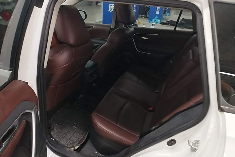 Used Toyota RAV4 2021 Dual-Engine 2.5L E-CVT Two-Wheel Drive Elite Edition Left Rear Seat