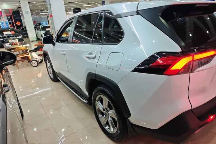 Used Toyota RAV4 2021 2.0L CVT Two-Wheel Drive Fashion Edition Left Side