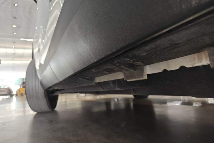 Used Toyota RAV4 2021 2.0L CVT Four-Wheel Drive Premium Edition Left Side Sill