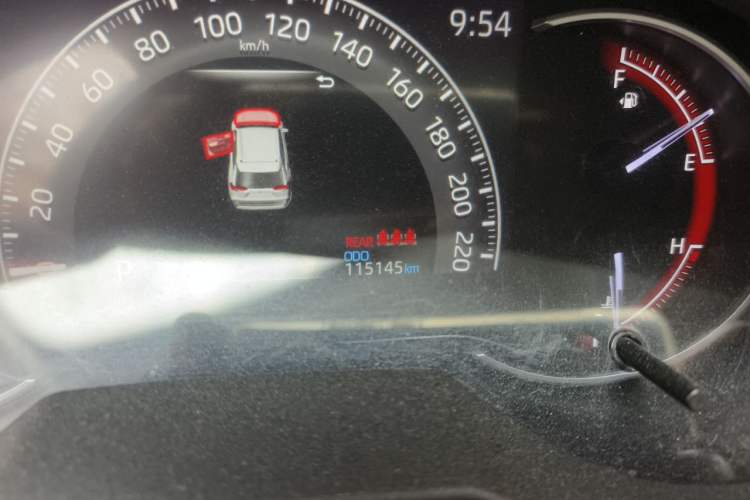 Used Toyota RAV4 2021 2.0L CVT Two-Wheel Drive Fashion Edition Odometer Close Up