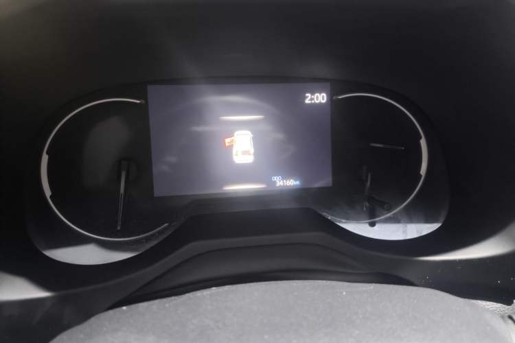 Used Toyota RAV4 2021 2.0L CVT Two-Wheel Drive Fashion Edition Odometer Close Up