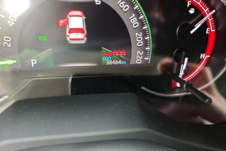 Used Toyota RAV4 2021 2.0L CVT Two-Wheel Drive Fashion Edition Odometer Close Up