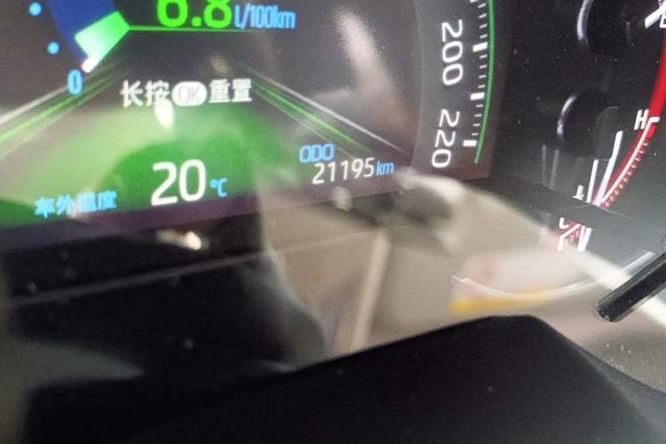 Used Toyota RAV4 2021 2.0L CVT Two-Wheel Drive Fashion Edition Odometer Close Up
