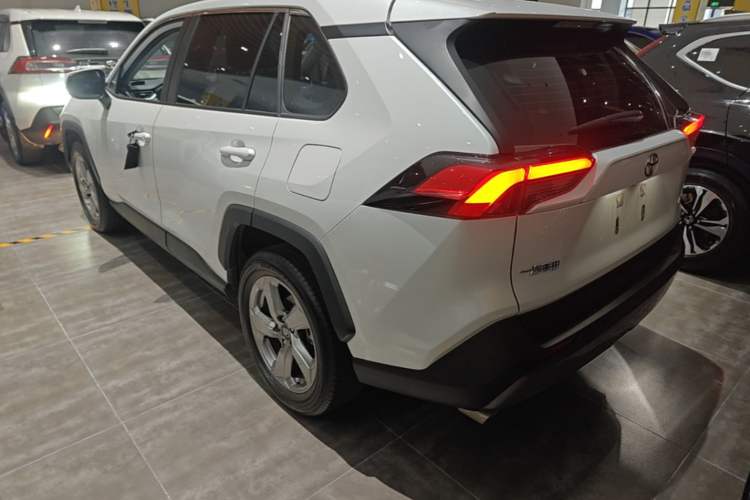 Used Toyota RAV4 2021 2.0L CVT Two-Wheel Drive Fashion PLUS Edition Rear Left 45 Deg