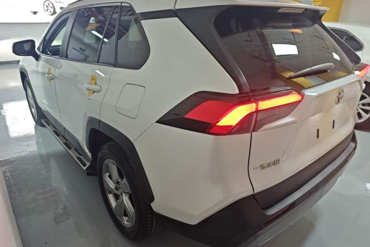 Used Toyota RAV4 2021 2.0L CVT Two-Wheel Drive Fashion PLUS Edition Rear Left 45 Deg