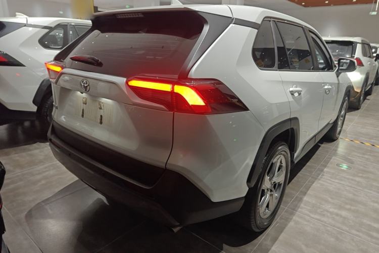 Used Toyota RAV4 2021 2.0L CVT Two-Wheel Drive Fashion PLUS Edition Rear Right 45 Deg