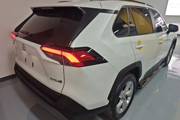 Used Toyota RAV4 2021 2.0L CVT Two-Wheel Drive Fashion PLUS Edition Rear Right 45 Deg