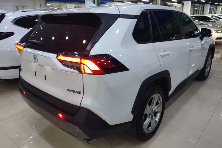 Used Toyota RAV4 2021 2.0L CVT Two-Wheel Drive Fashion PLUS Edition Rear Right 45 Deg