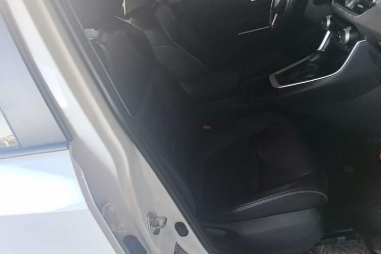 Used Toyota RAV4 2021 2.0L CVT Two-Wheel Drive Fashion PLUS Edition Right Front Seat