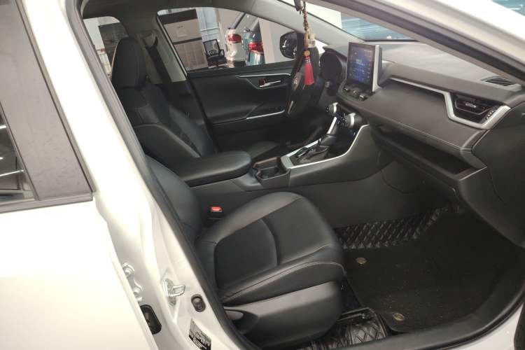 Used Toyota RAV4 2021 2.0L CVT Two-Wheel Drive Fashion PLUS Edition Right Front Seat