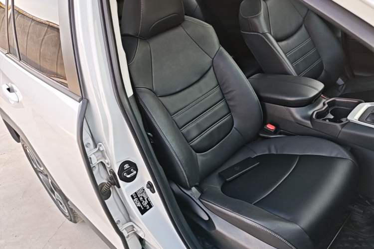 Used Toyota RAV4 2021 2.0L CVT Four-Wheel Drive Premium Edition Right Front Seat