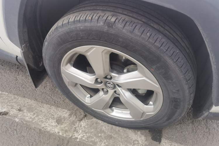 Used Toyota RAV4 2021 2.0L CVT 4x4 Trend Edition Right Front Wheel Hub