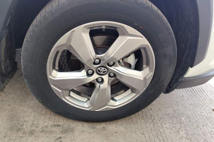 Used Toyota RAV4 2021 2.0L CVT 4x4 Style PLUS Edition Right Front Wheel Hub