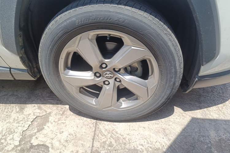 Used Toyota RAV4 2021 2.0L CVT 4x4 Style PLUS Edition Right Front Wheel Hub