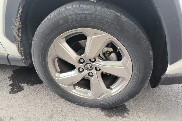 Used Toyota RAV4 2021 2.0L CVT Two-Wheel Drive Prestige Edition Right Front Wheel Hub