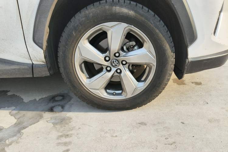 Used Toyota RAV4 2021 Dual-Engine 2.5L E-CVT Two-Wheel Drive Elite Edition Right Front Wheel Hub