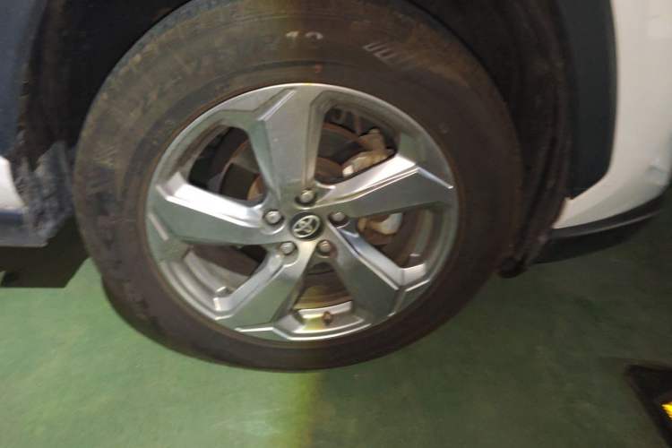 Used Toyota RAV4 2021 2.0L CVT 4x4 Style PLUS Edition Right Front Wheel Hub
