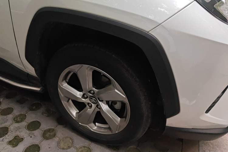 Used Toyota RAV4 2021 2.0L CVT 4x4 Style PLUS Edition Right Front Wheel Hub