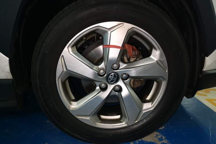 Used Toyota RAV4 2021 2.0L CVT 4x4 Trend Edition Right Front Wheel Hub